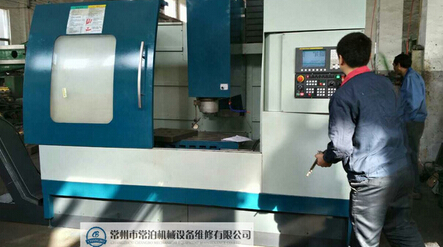 师傅在给数控机床做维护记录